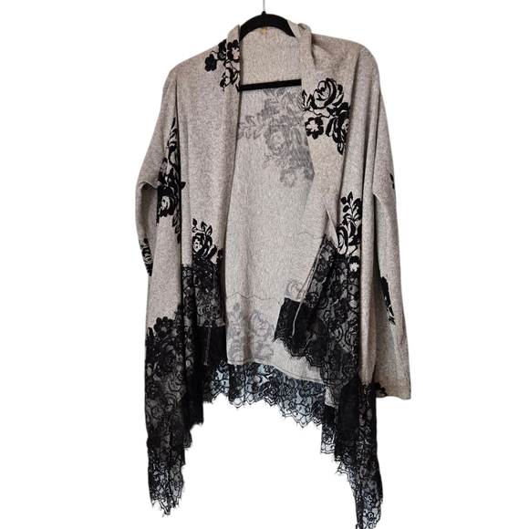 Chenault  Gray and Black Lace Trim Women Sweater Size Medium - Picture 1 of 11